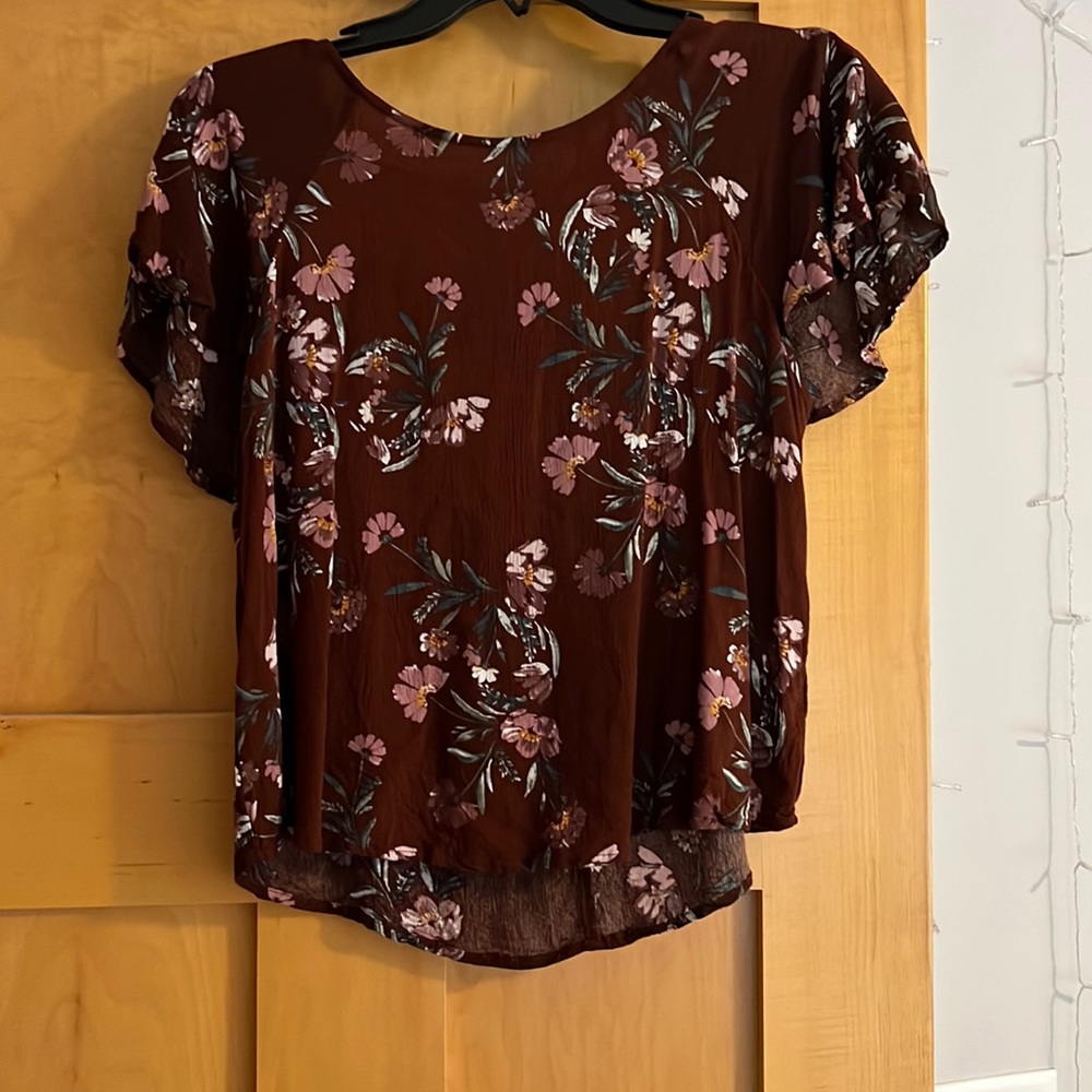 Super cute floral blous! Size M